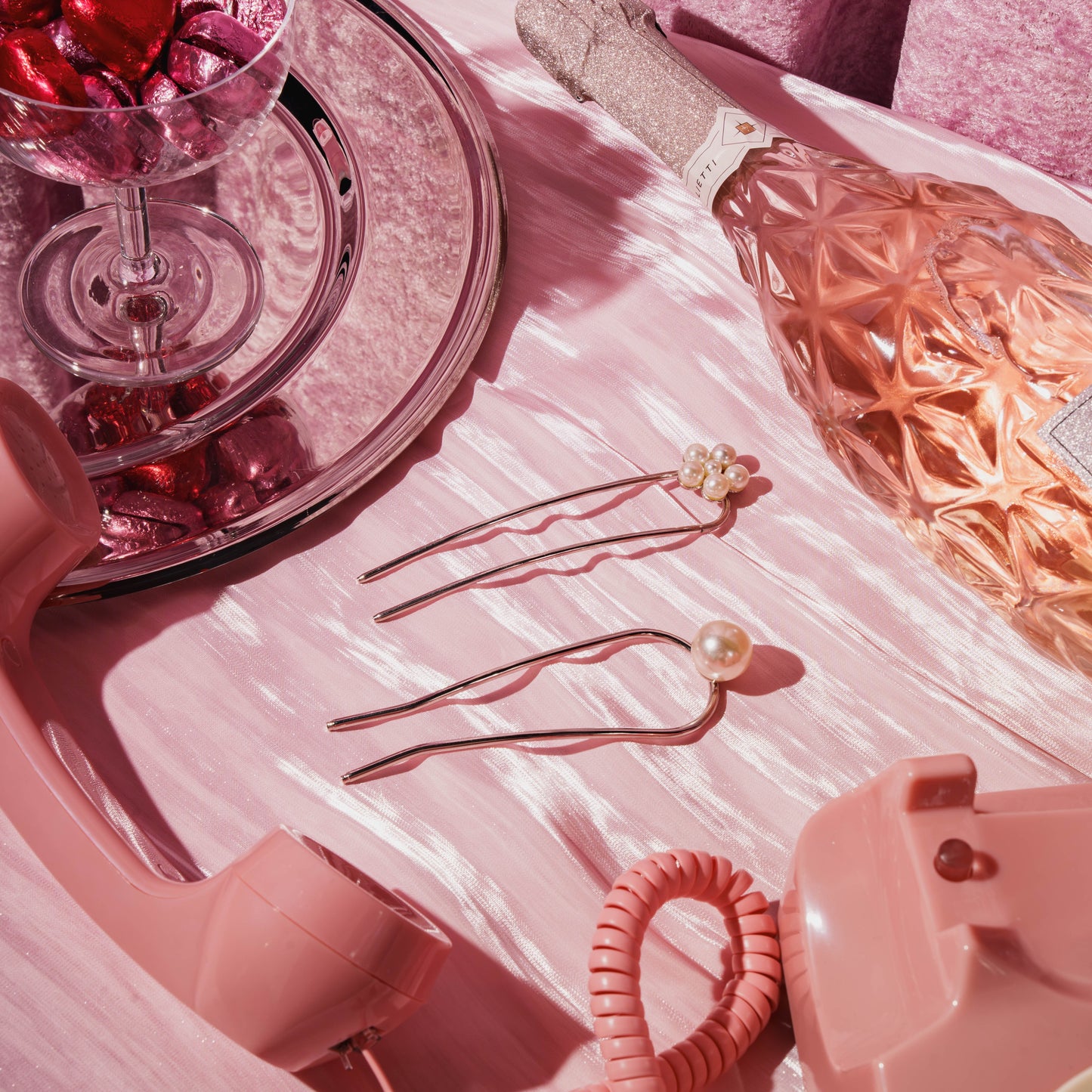 Paulette en pina metalen pins zilver lang haar parels