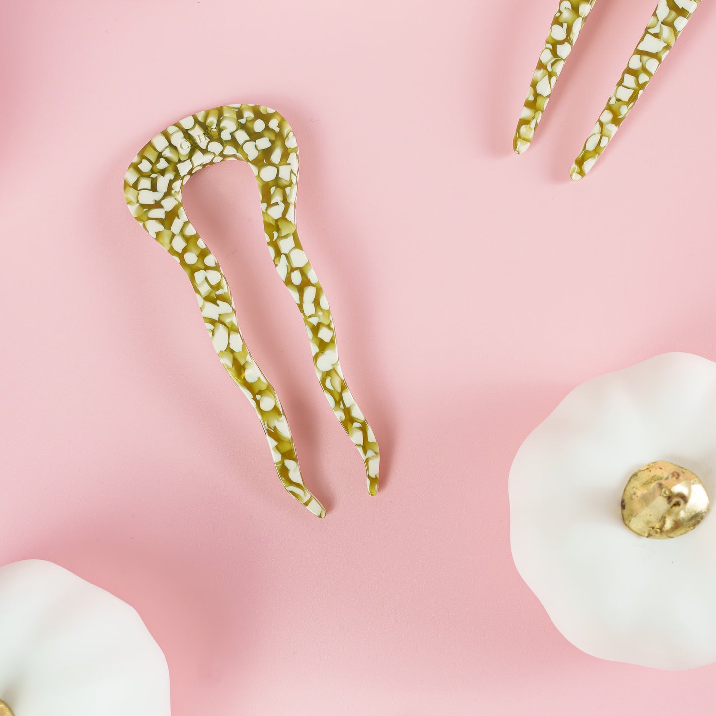 french pin clips lang dik haar gevlekt olijfgroen