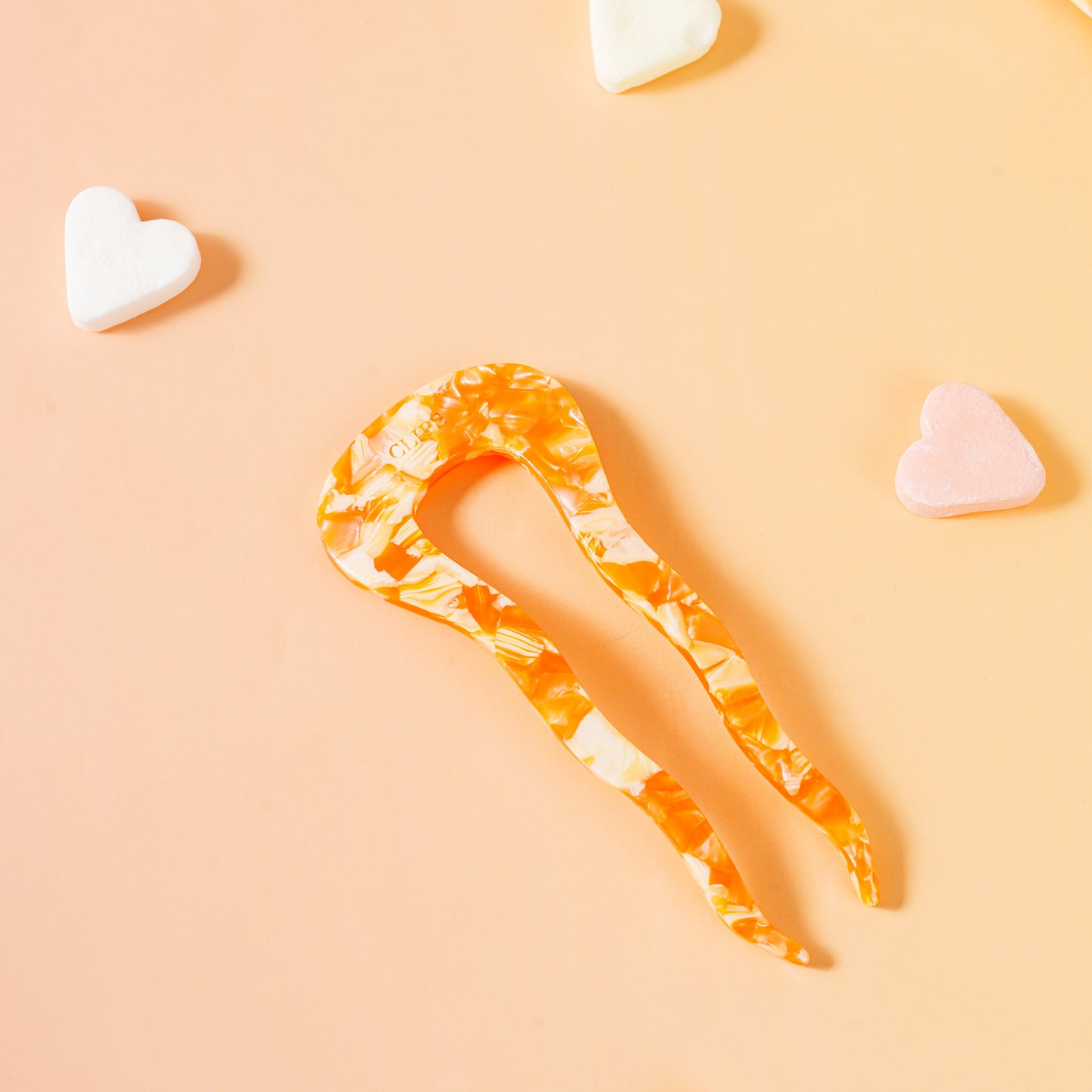 french pin clips lang dik haar marmer oranje