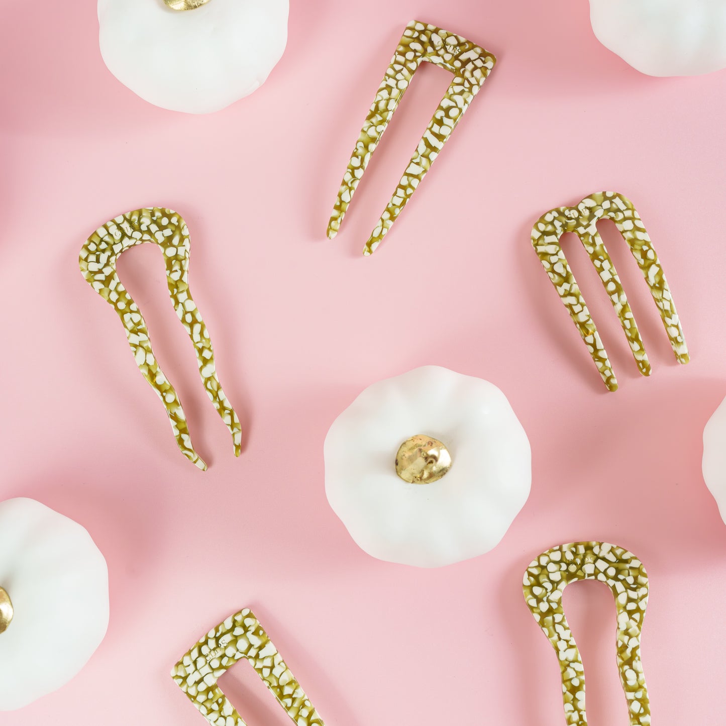 french pin clips lang dik haar gevlekt olijfgroen