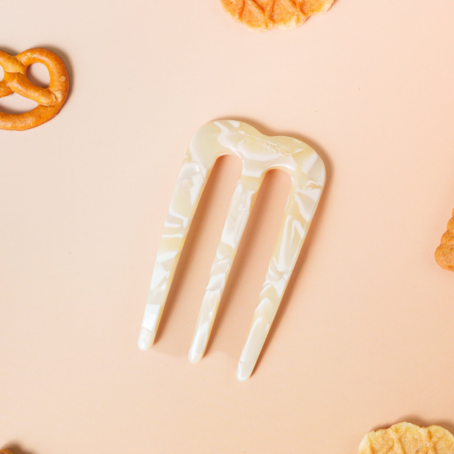 polly french pin clip glad fijn haar marmer wit