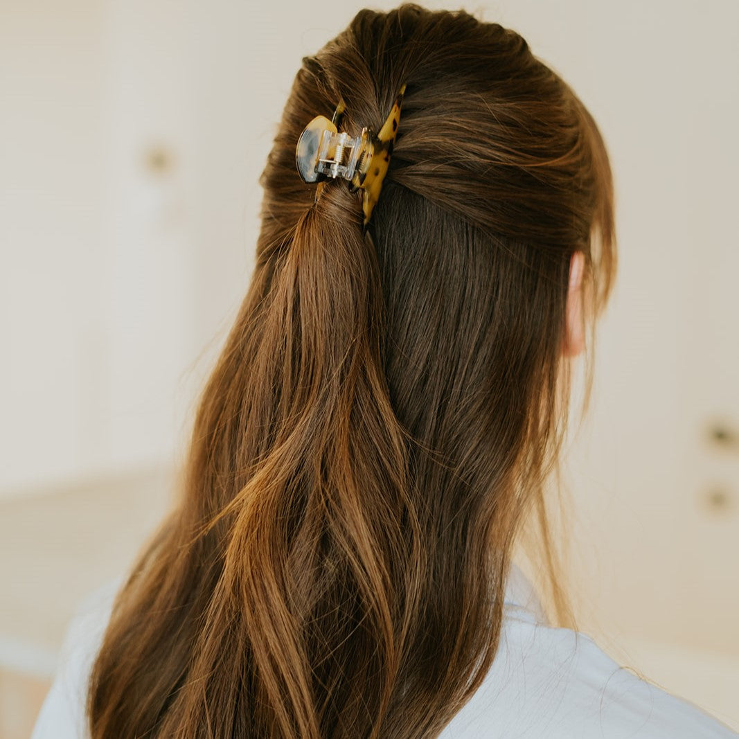 Marmeren haarspeld rond dik haar bruin