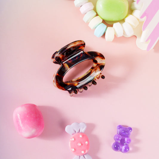 Kleine ronde haarspeld fijn haar stevig knijpt goed glad haar bruin wit gevlekt