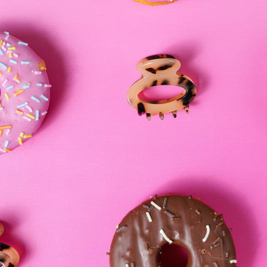 Kleine ronde haarspeld fijn haar stevig knijpt goed glad haar marmer beige