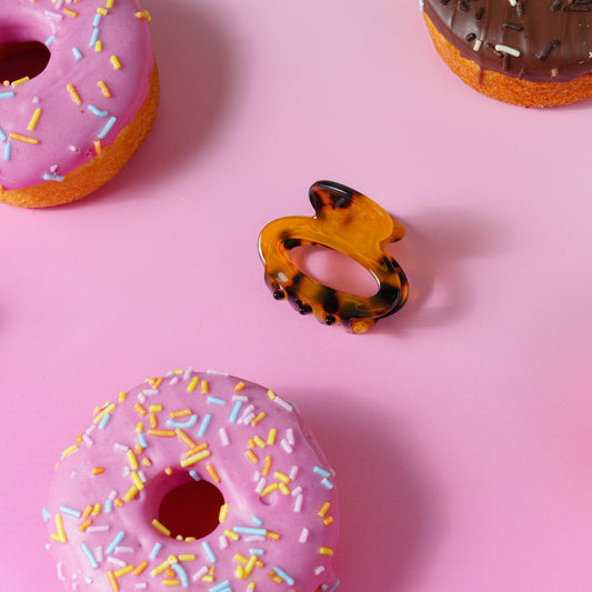 Kleine ronde haarspeld fijn haar stevig knijpt goed glad haar marmer bruin