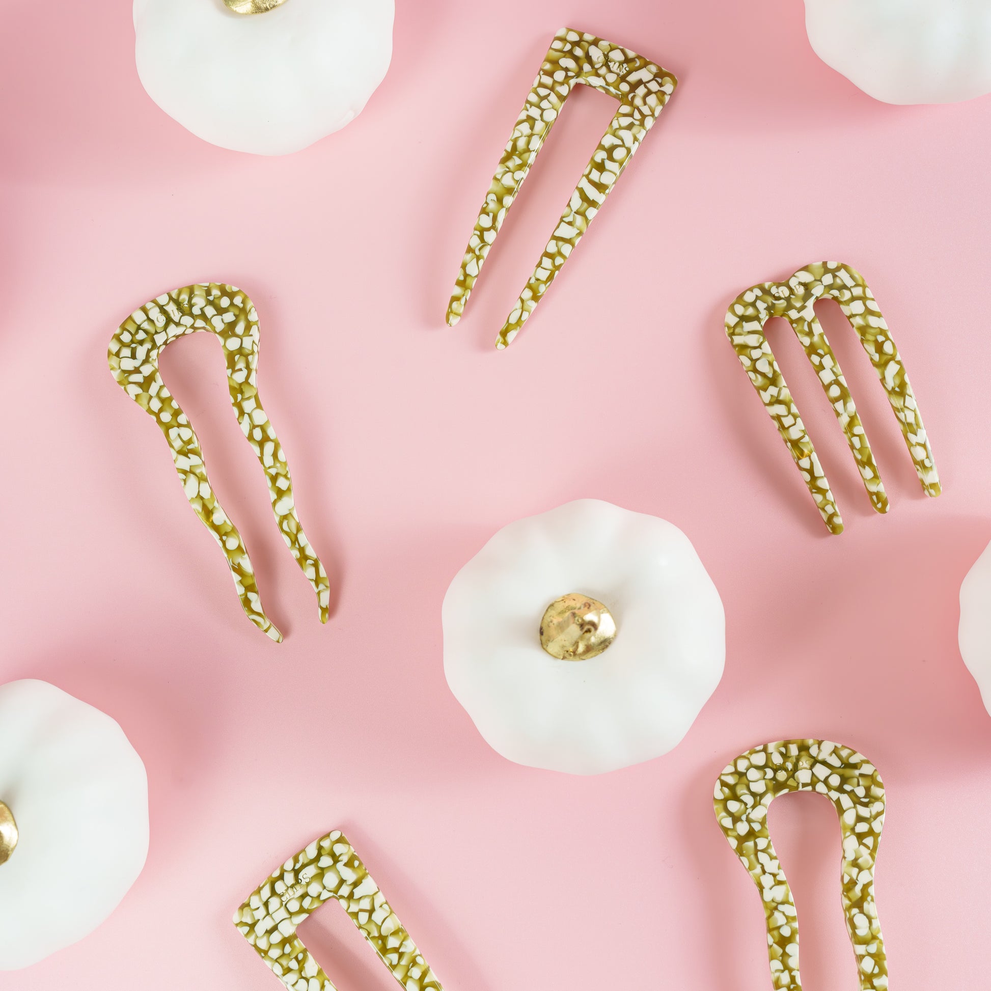 french pin clips lang dik haar gevlekt olijfgroen