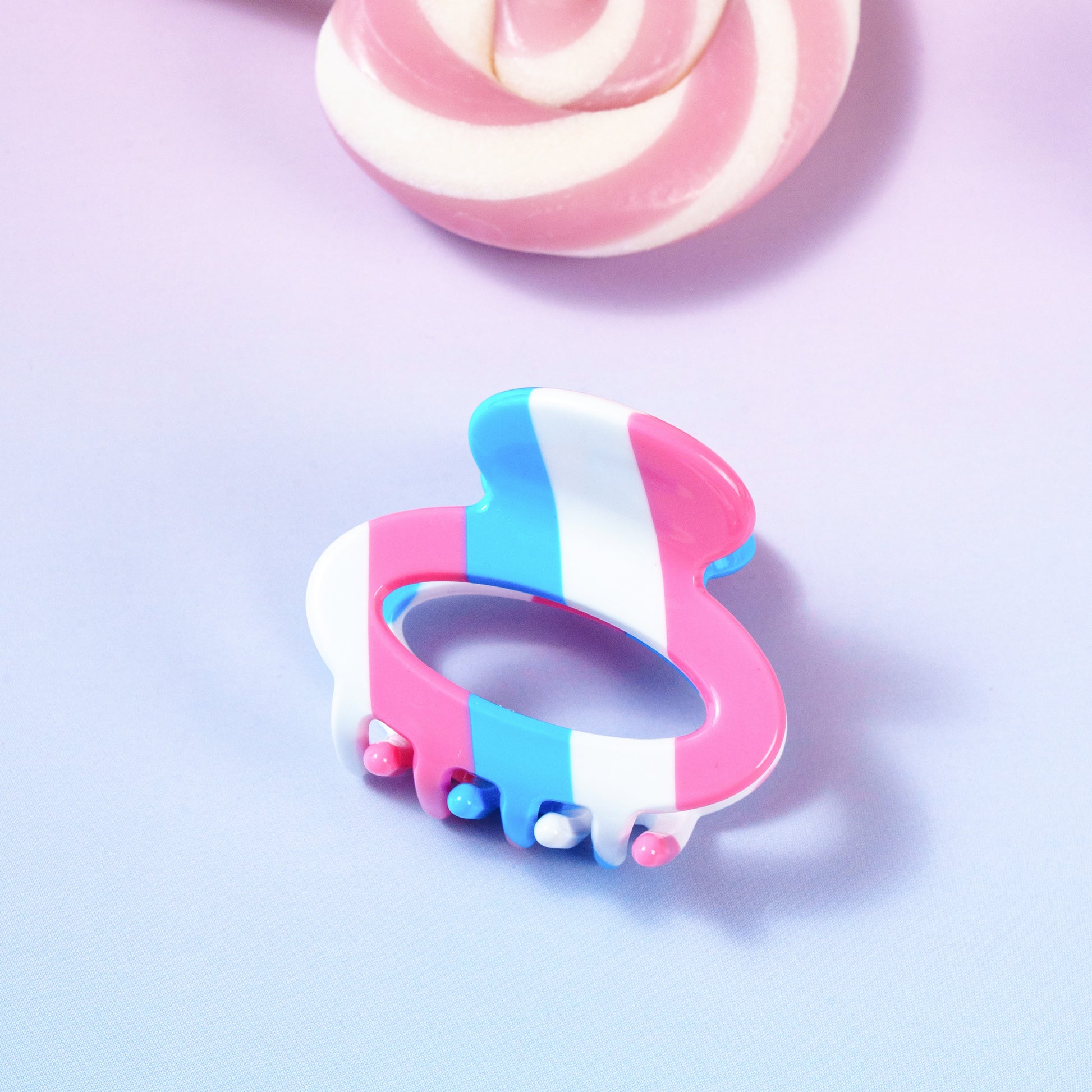 Kleine ronde haarspeld fijn haar stevig knijpt goed glad haar gestreept roze wit blauw
