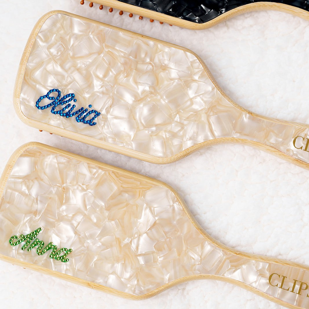 gepersonaliseerde borstel haarspeld haarklem clips personalised eigen naam initiaal bamboo borstel hoofdhuid 