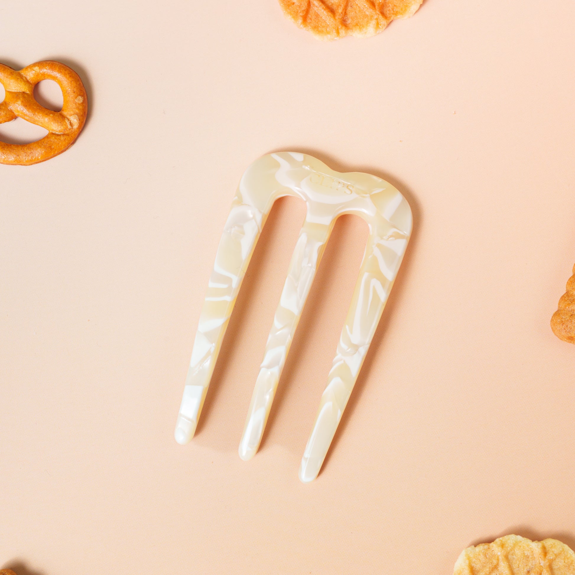 polly french pin clip glad fijn haar marmer wit